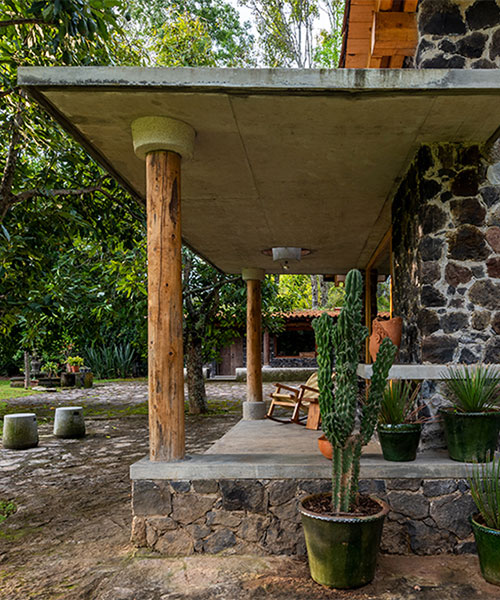 piedra, adobe y concreto dan forma a casa de campo por luis carbonell en méxico