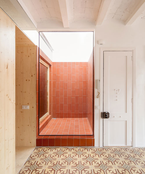 agora arquitectura transforma su 'casa con patio entre dos terrazas' en barcelona