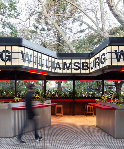 cartel tipo cartelera de cine enmarca terraza al aire libre de restaurante por hitzigmilitello arquitectos en argentina