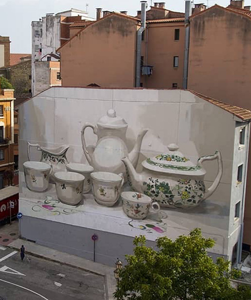 manolo mesa rinde homenaje a una fábrica de cerámica abandonada en oviedo con un enorme mural