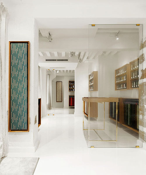 la tienda de textiles métaphores de andrea mosca para el grupo hermès en parís luce como el interior de una galería de arte