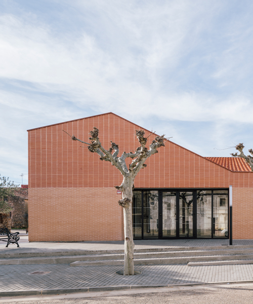 BIZNA estudio diseña un edificio comunitario con fachada de ladrillo para una comunidad rural en españa
