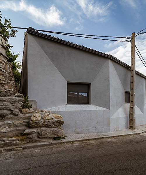 OOIIO arquitectura construye residencia moderna en paisaje montañoso rural de españa