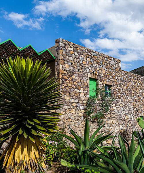 'casa georgina' de departamento del distrito se encuentra dentro de un jardín amurallado en méxico