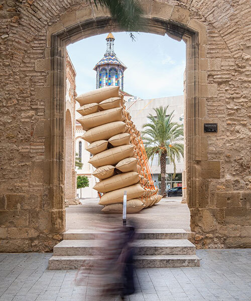 instalación de bolsas de aire se derrumba junto a las ruinas históricas de Tortosa, España