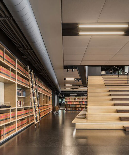 una gran biblioteca y un espacio de reunión tipo 'ágora' organizan el interior de un despacho de abogados por esrawe en méxico