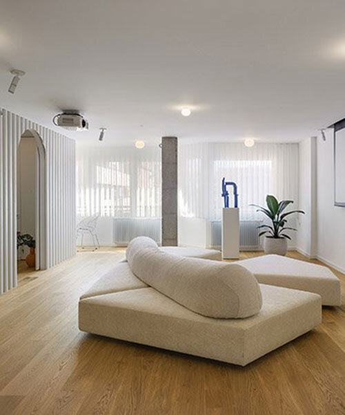 laura ortín arquitectura instala divisiones curvas en una rehabilitación residencial en españa