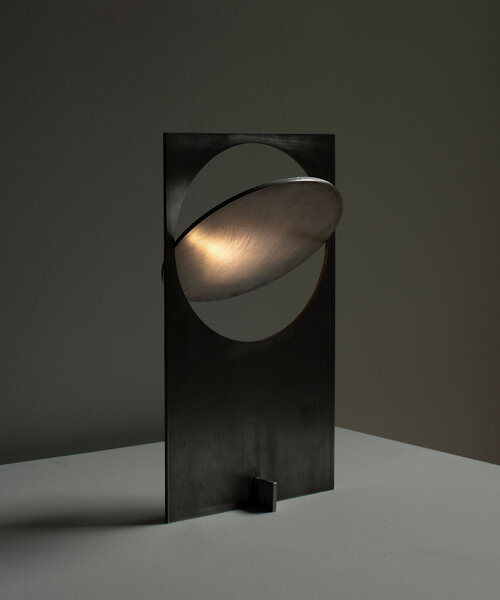 metal en bruto y geometría pura conforman la lámpara OBJ-01 de manu bañó
