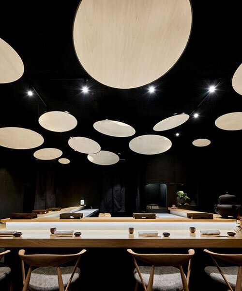 mikiya kobayashi instala un techo lleno de 'soles' en un bar de sushi en valencia, españa