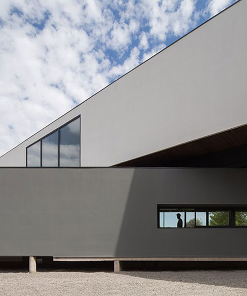 dos volúmenes alargados y superpuestos de concreto forman la casa de la familia 'VH' en chile
