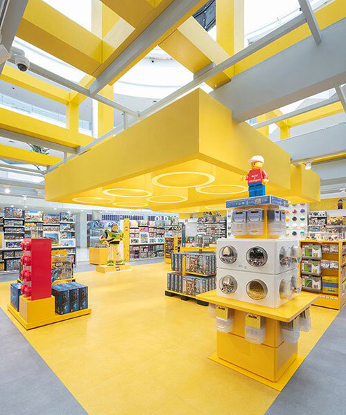 'chain + siman' diseñan una colorida tienda LEGO dentro de un centro comercial en méxico
