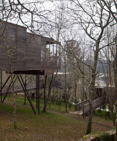 salgado e liñares construyen nueve cabañas elevadas de madera para el complejo turístico albeida en españa