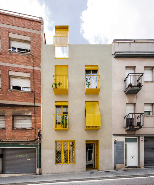 anna & eugeni bach sitúan edificio “siete vidas” en Barcelona, con elementos amarillos en la fachada