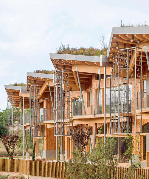 Gradolí & Sanz Arquitectes construyen una escuela Montessori en España usando ladrillos de arcilla + madera