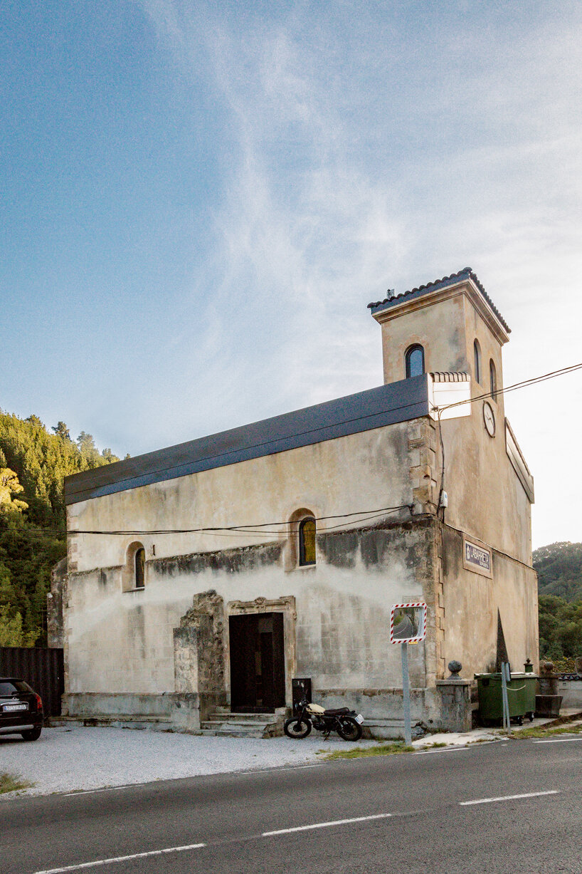 garmendia cordero arquitectos convierte una iglesia abandonada en una casa