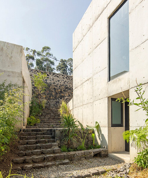 tres cajas de concreto forman 'casa colibrí' de ViGA arquitectos en la Ciudad de México