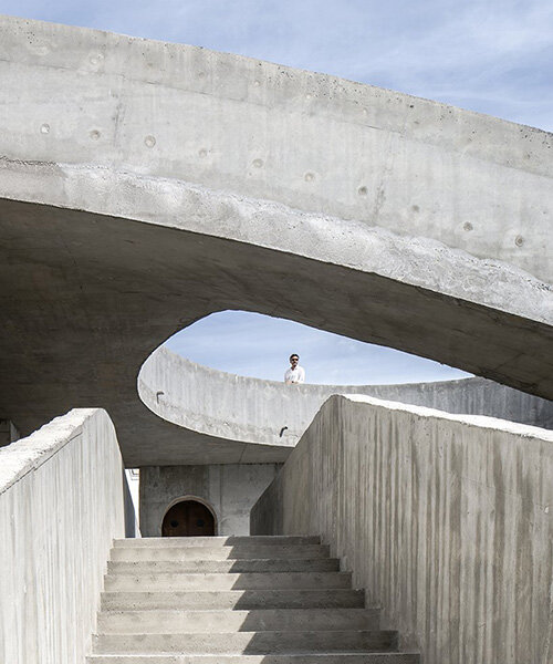 DJarquitectura coloca una estructura de concreto en espiral para actos creativos en el patio de una universidad en España
