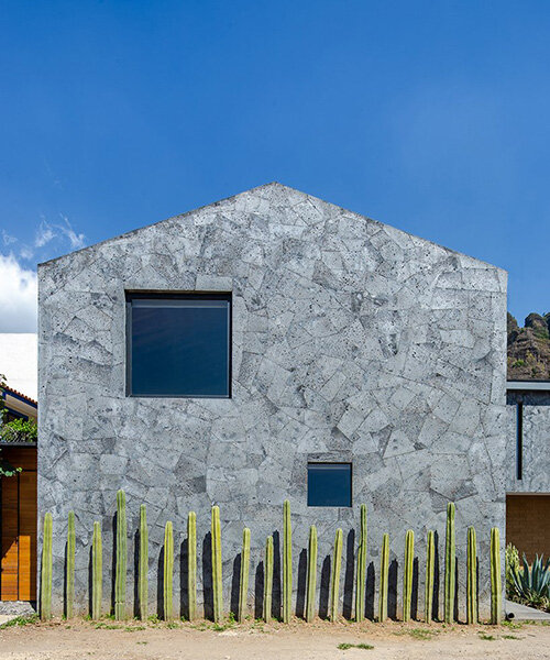 Volúmenes cubiertos de piedra dan forma a 'casa texcal' por HGR arquitectos en tepoztlán