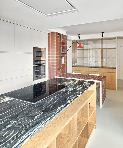 BONBA studio maximiza la luz de este apartamento renovado en Barcelona