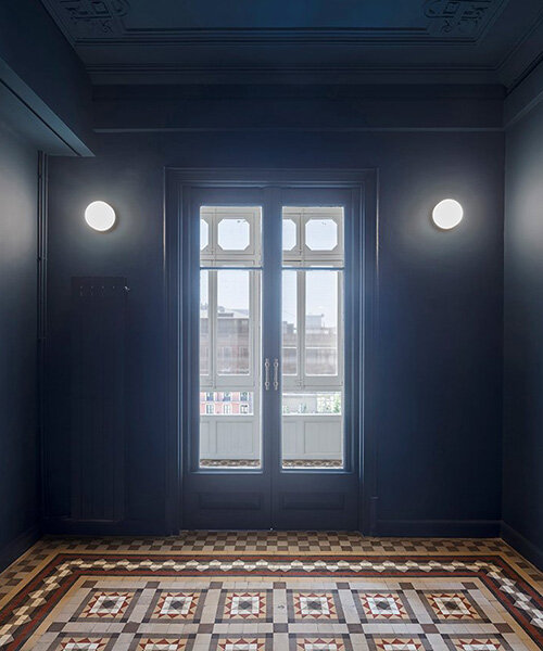 CRÜ studio restaura ‘la carla’, un apartamento modernista en el corazón de barcelona