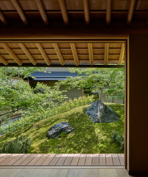 hiroshi nakamura y NAP diseñaron casa con una roca sagrada alrededor de un patio en kioto