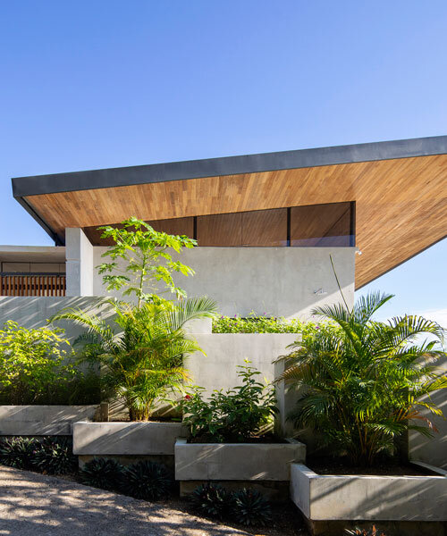 llamada 'casa bell-lloc,' la vivienda de concreto de studio saxe  se encaja en pendiente costarricense