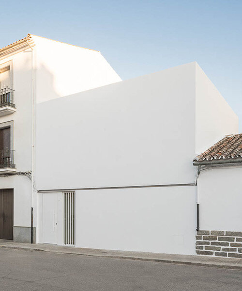 fachada en blanco oculta el interior minimalista de la casa 'chip & chop' en españa