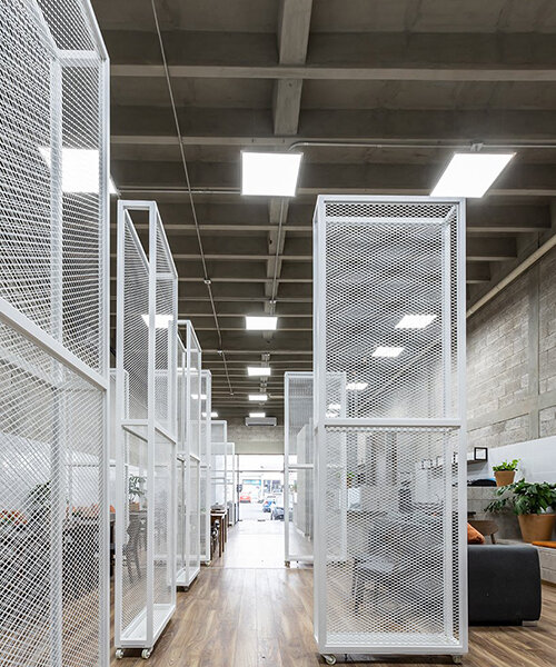 muros móviles dividen 'manos cafeteras' en méxico para generar un espacio transformable