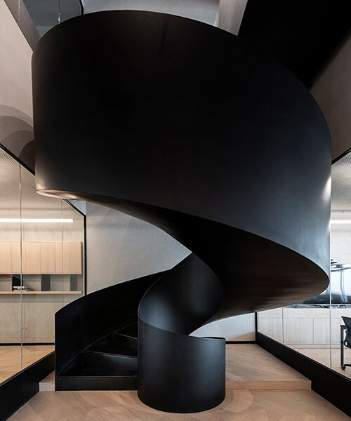 una escultural escalera de caracol domina las nuevas oficinas de kering group en méxico por fr·ee