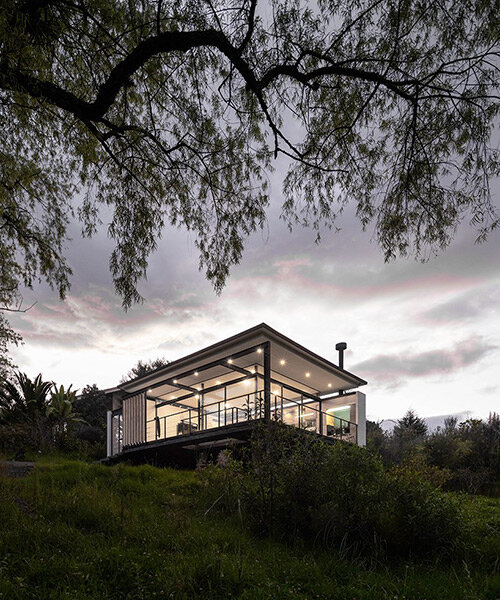 rodas cordero arquitectos crea una estructura residencial en voladizo sobre un terreno verde en ecuador