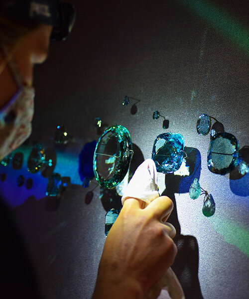 una exhibición resplandeciente fue revelada en las salas rediseñadas de gemas y minerales en el Museo Americano de Historia Natural