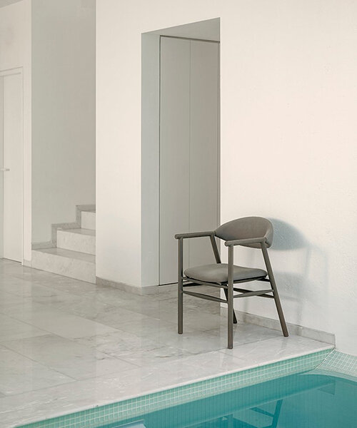 Abraham Cota Paredes diseña una casa minimalista completamente blanca con una piscina interior en México