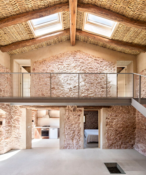 GMO arquitectura restaura una pequeña casa de piedra en el paisaje catalán