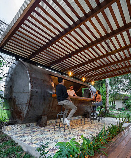 un tanque desechado se transforma en un rústico bar para un pabellón de descanso al aire libre en ecuador