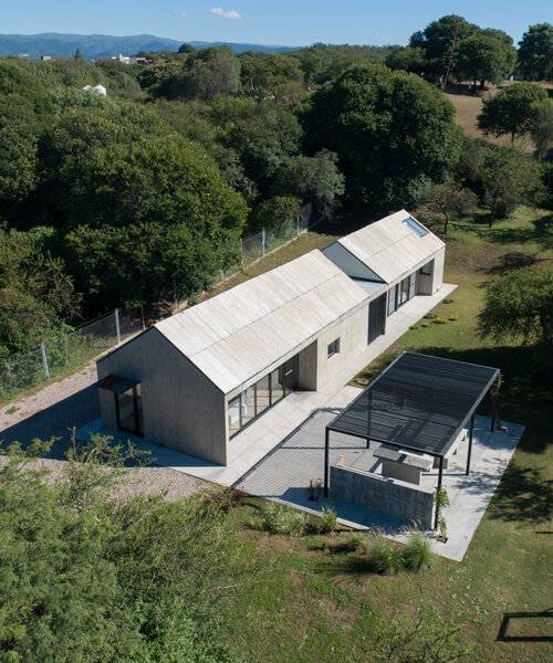 la casa TT de GRUPO studio es un volumen minimalista de concreto en argentina