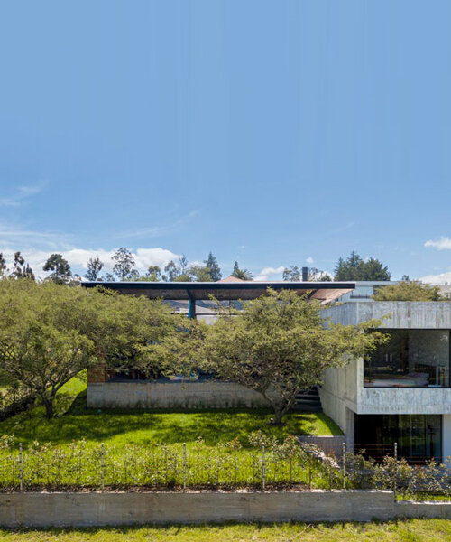 'Casa 9B' de concreto equilibra privacidad y apertura en Quito, Ecuador