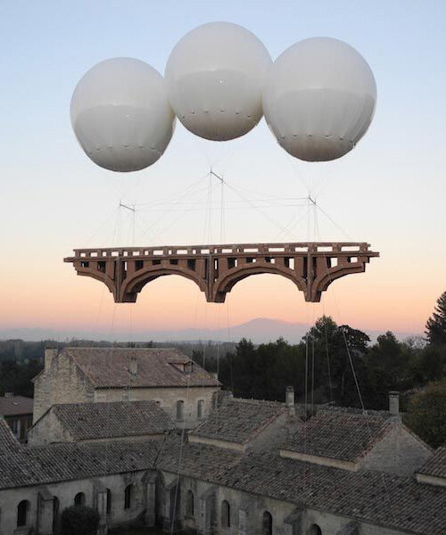 puentes flotantes y otras estructuras temporales de cartón del artista olivier grossetête