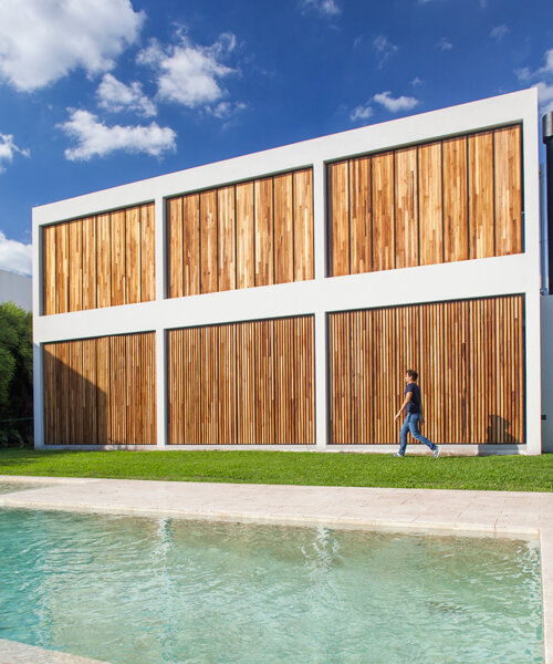 estudio PKa define su casa M&M en buenos aires con una retícula de persianas de madera