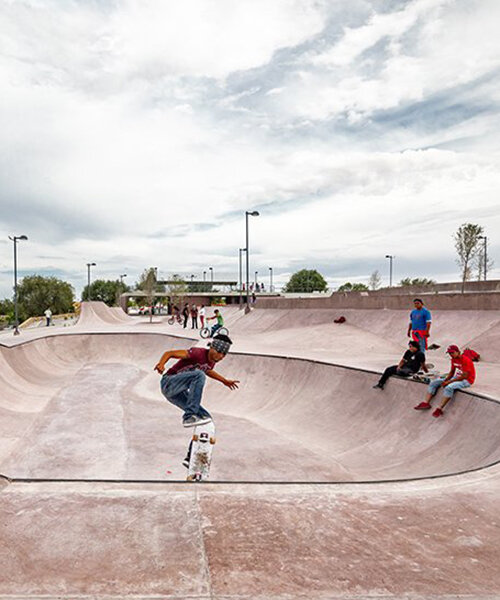 las formas del desierto influyen en el skatepark de concreto rosado en la frontera norte de méxico