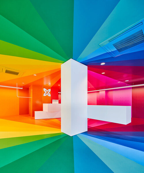 una explosión de color: studio animal completa tienda con los colores del arcoíris en barcelona
