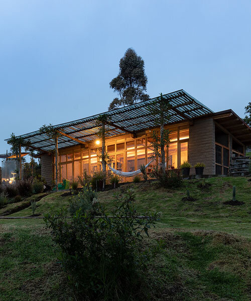 al borde construye garden house en ecuador con árboles vivos y tierra apisonada