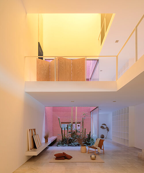patios y terrazas introvertidos agregan toques de color al interior monocromático