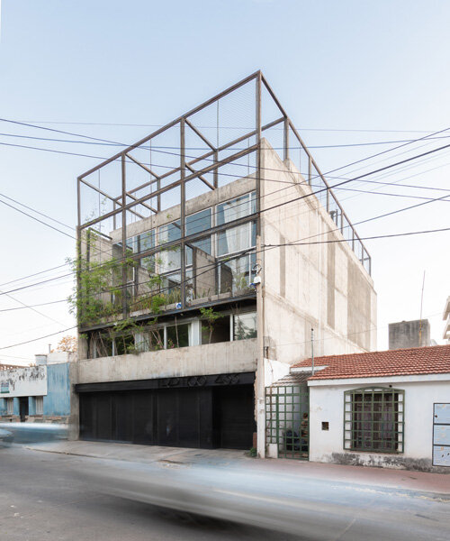 tres casas verticales componen el edificio de concreto 'tríptico' en córdoba, argentina