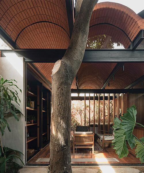 ladrillos de tierra compactada y un techo abovedado conforman casa intermedia en paraguay