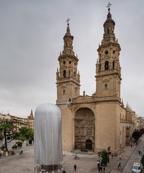 pabellón 'una cúpula' imita forma del monumental nicho de una catedral española