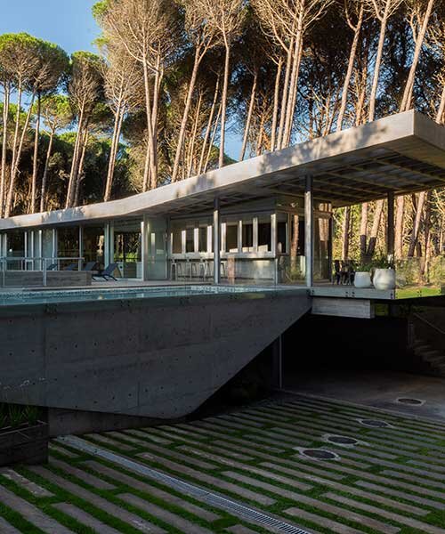 estudio galera construye casa de concreto en argentina proponiendo usos sin imponerlos