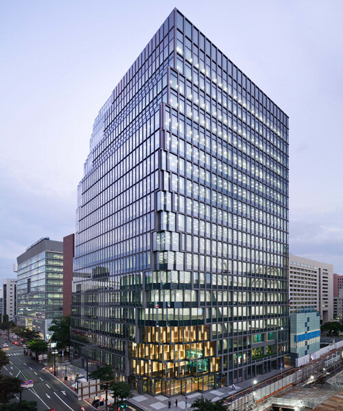 el primer edificio de oficinas de OMA en japón tiene dos bordes pixelados