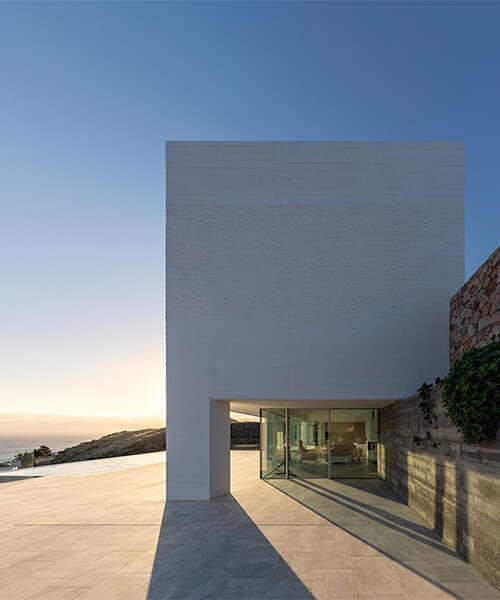 pilares de concreto robusto soportan la minimalista 'casa jacaranda' de JFGS arquitectos en españa
