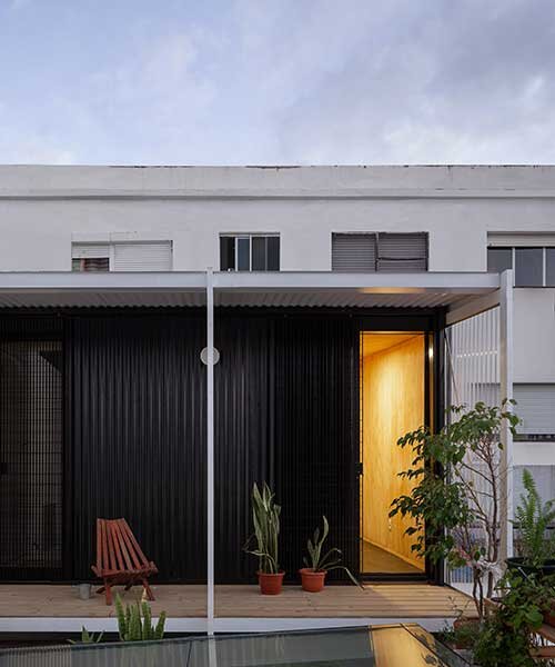 MASA arquitectos añade un pequeño ático acogedor al techo de una vivienda en Uruguay