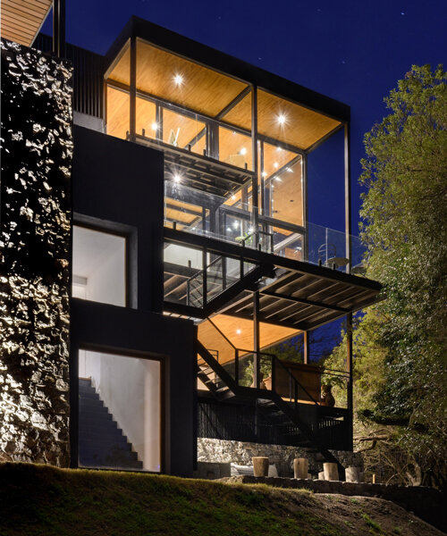 SET ideas revive casa de piedra en su intervención con estructura de metal para 'Fluid House'